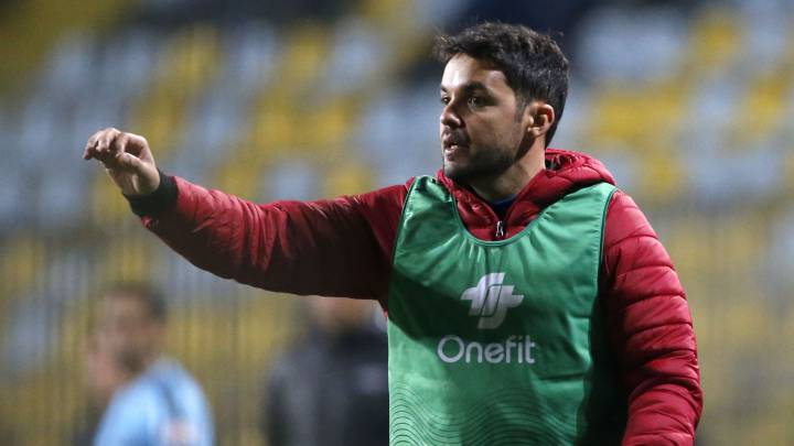 Nicolás Larcamón fue oficializado como nuevo DT de Curicó