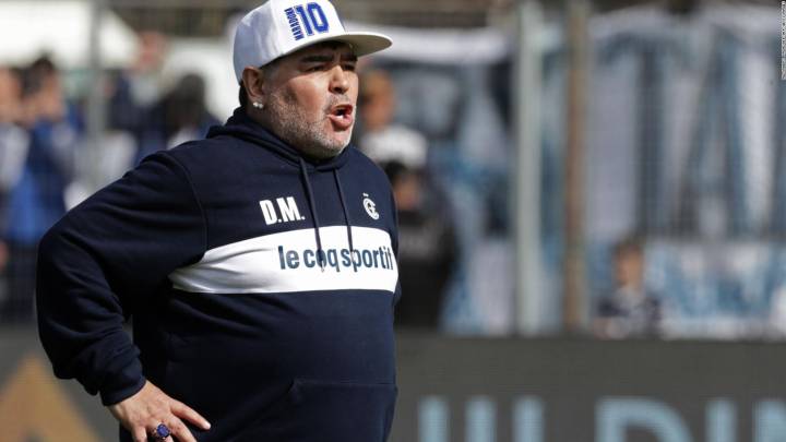 ¡Maradona sorprendido! Recibió camiseta de un club chileno