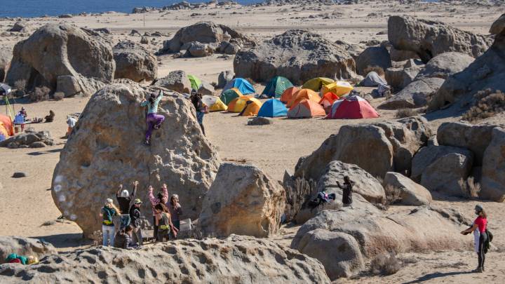 El documental, que tiene a el Zoológico de Piedra de fondo, muestra a 40 escaladoras chilenas y extranjeras que dan a conocer el daño ambiental de la extracción de Huiro.