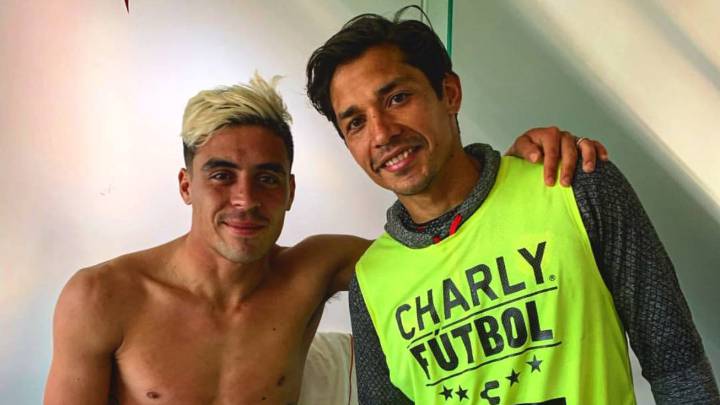 El ex jugador de La Calera está sin club y en el saludo que le dedicó a Matías Fernández se ofreció para llegar a los albos y volver al fútbol chileno.