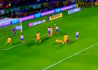 ¡Era golazo! El remate de cabeza de Vargas que dio en el travesaño