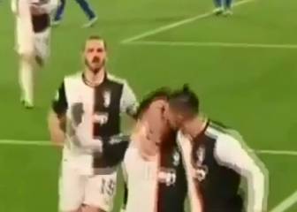El accidental beso entre Cristiano y Dybala que se ha hecho viral
