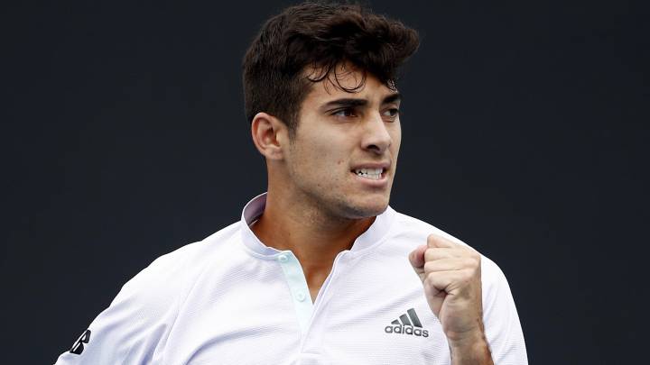 El tenista nacional mantuvo el buen rendimiento del primer día ante Stefano Travaglia a pesar de la interrupción y avanzó a segunda ronda en Australia.