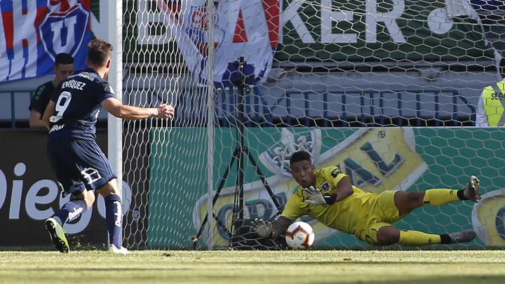 El portero albo sorprendió al destacar una atajada distinta al penal a Ángelo Henríquez. Además le envió un mensaje a Darío Melo, que jugó toda la Copa.