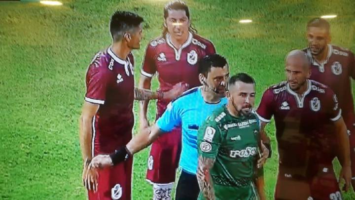 El duro encontrón de 'Pajarito' Valdés con Donoso en la final
