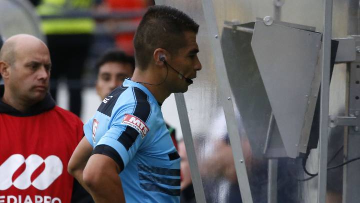 La histórica primera roja en el fútbol chileno gracias al VAR
