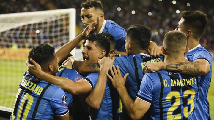 Huachipato festeja en el debut