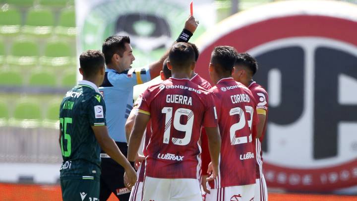 Moya fue expulsado por el VAR tras una dura patada a Alarcón
