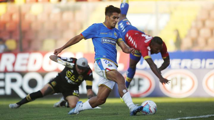 Sky Sports Italia publicó "Chile. Defensor intentó detener a un atacante lanzándole un zapato". La jugada fue de Nicolás Mancilla contra Nicolás Orellana.