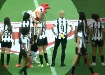 La actitud machista que dejó cesante a mascota de un club