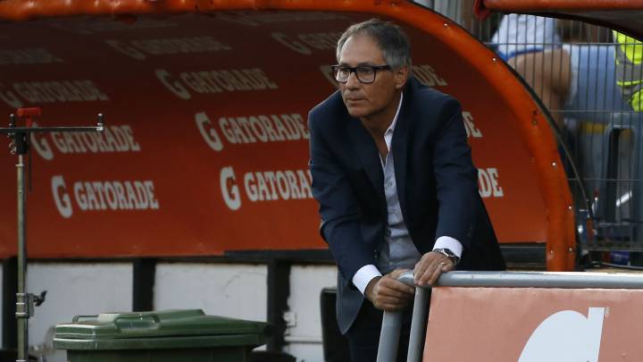 Holan se incomoda con los microciclos de La Roja