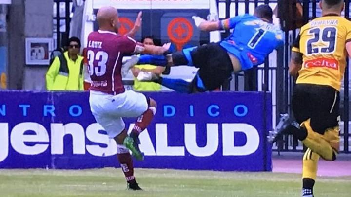 Solo tarjeta amarilla: la brutal patada de Cano en el clásico