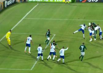 El extraño gol que anotó un ex U. de Chile en la Copa de Brasil