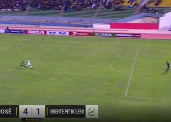 ¡Globo perfecto! Chileno hizo uno de los goles del año en Bolivia