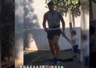 Los tiernos ejercicios de un arquero de Palestino junto a su hijo