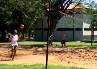 ¡Jugó futvóley! Ronaldinho pasa así sus días en la cárcel
