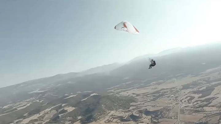 Bicho Carrera, parapentista acrobático chileno, realizó este video 'film' en la ciudad de Solosona, Catalunya. Revisa su increíble registro acá.