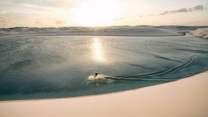 La deportista serbia Zuzana Vráblová y el estadounidense, Brian Grubb, hicieron wakeskate en uno de los lugares más icónicos del mundo.