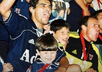 El niño de la foto que celebró el bicampeonato de la U el 2000 y que hoy juega en Primera B