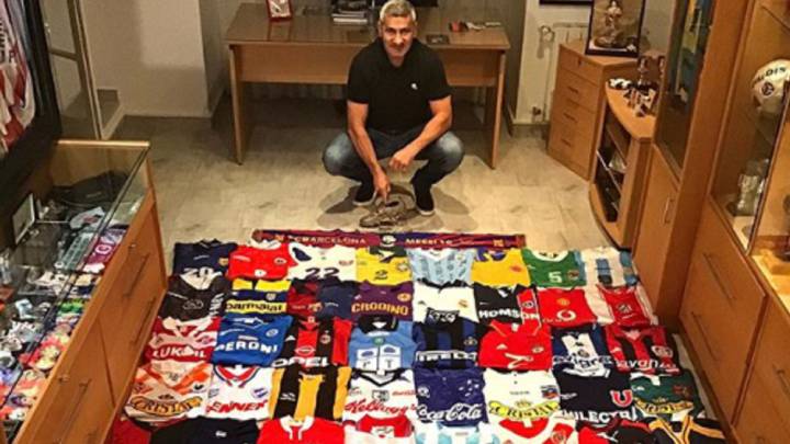 Beto Acosta sorprendió con su vasta colección de camisetas