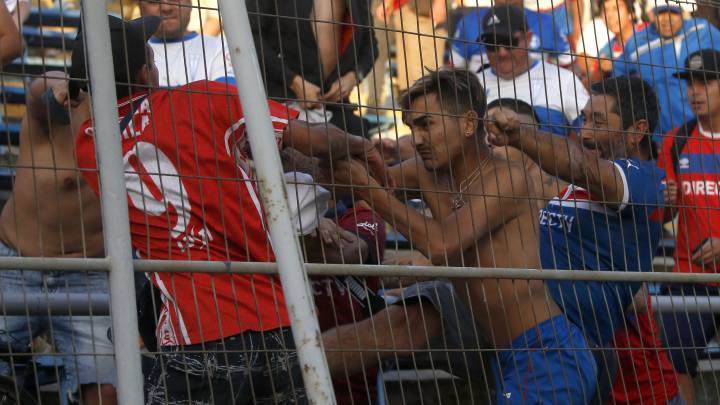 Ambos clubes nacionales fueron sancionados por incidentes en Copa Libertadores. Los albos ante Athletico Paranaense y los cruzados ante América de Cali.