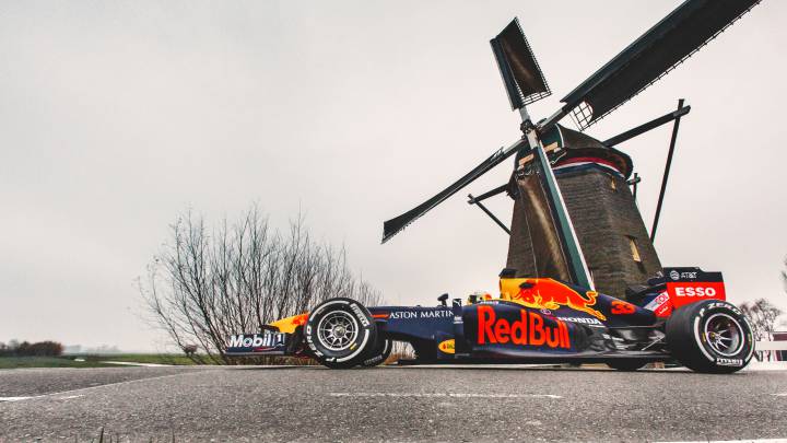 Desde la carretera más alta en la que ha circulado un auto de F1, hasta el Puente Golden Gate, estos son los ocho viajes más increíbles de Aston Martin Red Bull Racing.
