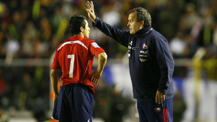 Histórico argentino minimiza éxito de Bielsa en Chile y lo atribuye a la Generación Dorada