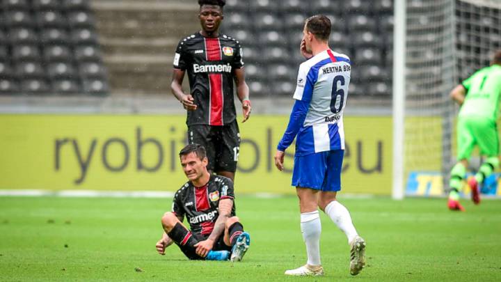 Charles Aránguiz no pudo evitar la dura caída del Bayer Leverkusen y ve alejarse el sueño de disputar una nueva Champions League la próxima temporada.