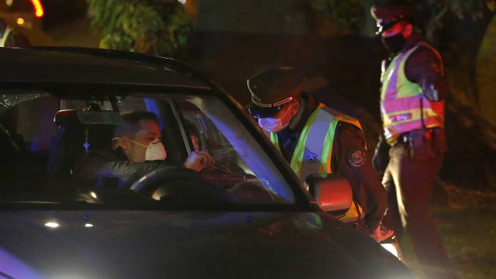 Las autoridades nacionales siguen fiscalizando con más rigurosidad que nunca durante los toques de queda, por lo que las sanciones se han agravado cada vez más.
