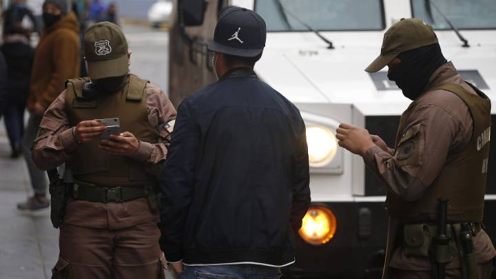 El Gobierno ha puesto mayor rigurosidad en las fiscalizaciones para bajar la movilidad de las personas, lo que también ha reducido los permisos disponibles.