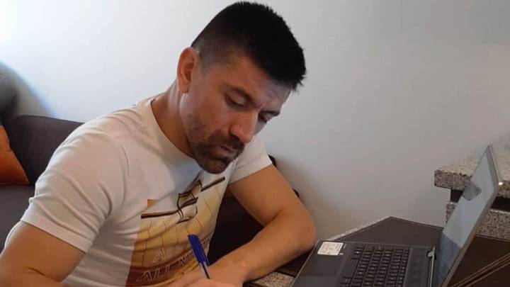 El ex goleador nacional completó el curso de director técnico hace un año y medio, pero recién hace unos meses decidió comenzar a ejercer.