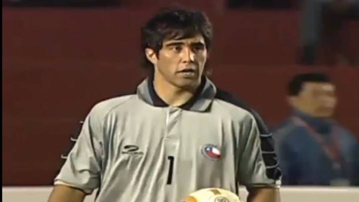 Claudio Bravo es el tercer futbolista con más partidos en la historia de la selección chilena. Debutó el 11 de julio de 2004 ante Paraguay por Copa América.