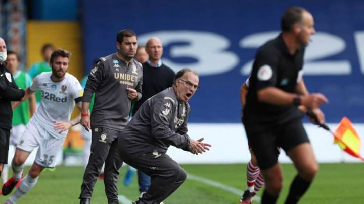 Leeds venció al Barnsley como local y retomó la ventaja de siete puntos sobre el Brentford. Con 1 de los 6 puntos que quedan en disputa, vuelve a la Premier.