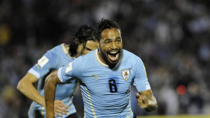 Álvaro Pereira, actualmente en River Plate de Paraguay, reconoció que le encantaría jugar al lado de Esteban Paredes para que sume más goles a su cuenta.