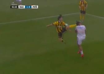 ¡A la cabeza! La increíble patada que se vio en el clásico uruguayo