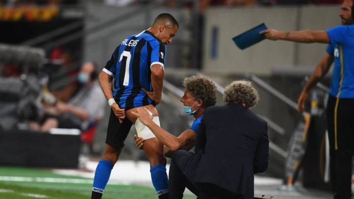El chileno ingresó en el segundo tiempo y casi al final del duelo sintió una molestia en la pierna derecha. El Inter ya dio el primer diagnóstico.