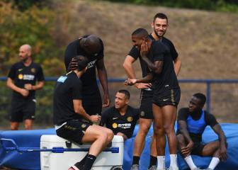 Alexis sorprende y aparece con sus compañeros en la práctica del Inter