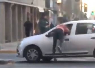 Insólito: joven arrancó de Carabineros y se lanzó por la ventana de otro auto