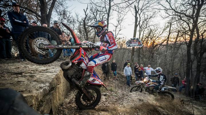 Con un tiempo final de 45:36.390, el piloto y multicampeón nacional se metió entre los tres mejores del KTO Knockout, carrera de alto nivel en el hard enduro.