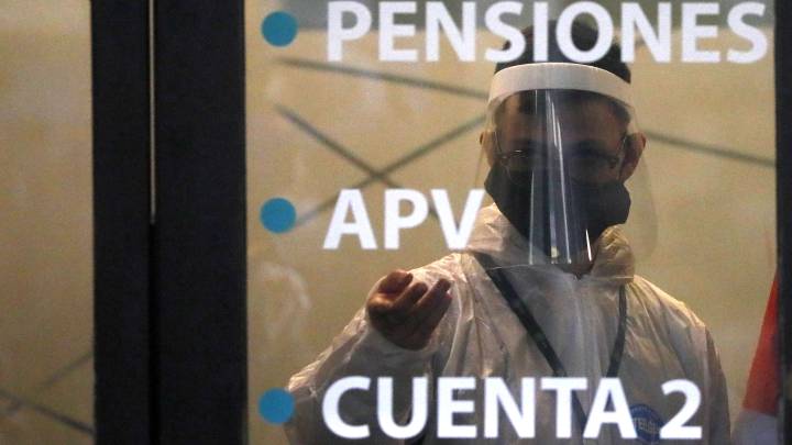 Los afiliados que solicitaron el retiro de más de 35 UF reciben el pago en dos cuotas. Revisa acá qué AFP ya comenzó a dar el segundo monto.