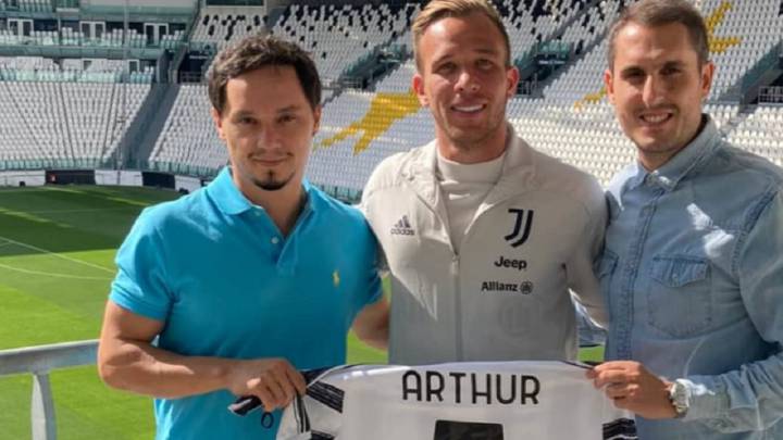 El chileno que curó de una lesión a Arthur y que hoy trabaja con él en Juventus