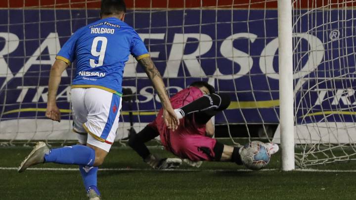 "Yo no he podido llevar flores a mi padre; Holgado puede jugar al fútbol"