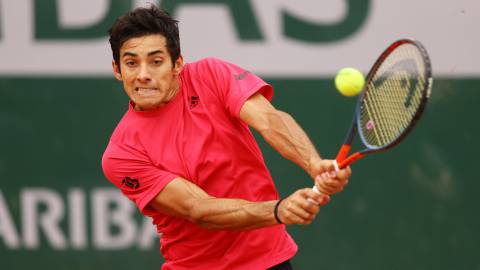 Garín celebra en el debut y avanza en Roland Garros