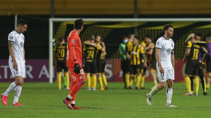 El cuadro albo quedó en la última posición del grupo C tras la derrota en Uruguay, con tan solo un partido por jugarse. Todo se definirá en el Monumental.