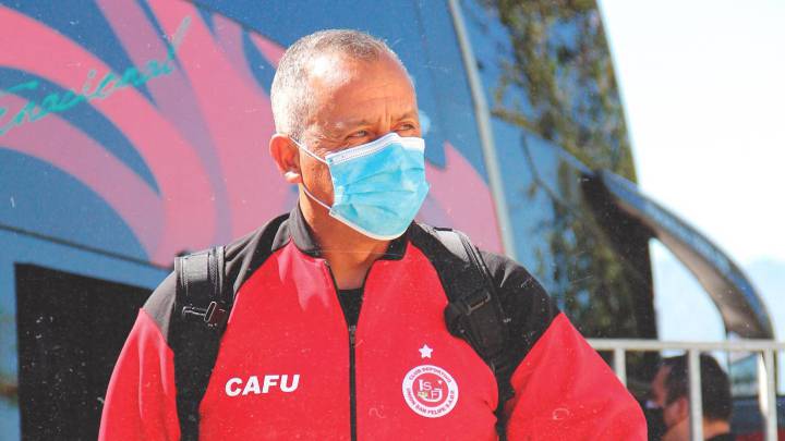 El drama del DT líder de la B: su madre está grave con Covid