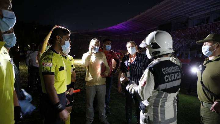 Curicó ganaba por 2-0 a la UC cuando el estadio sufrió un corte de luz que no pudo ser reparado de forma inmediata, por lo que el árbitro decidió suspender el partido.