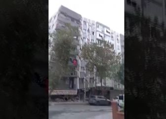 El impactante video que muestra la caída de un edificio tras el terremoto en Turquía