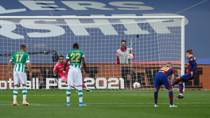 ¡Atajó el penal! Así Bravo impidió el festejo de Griezmann