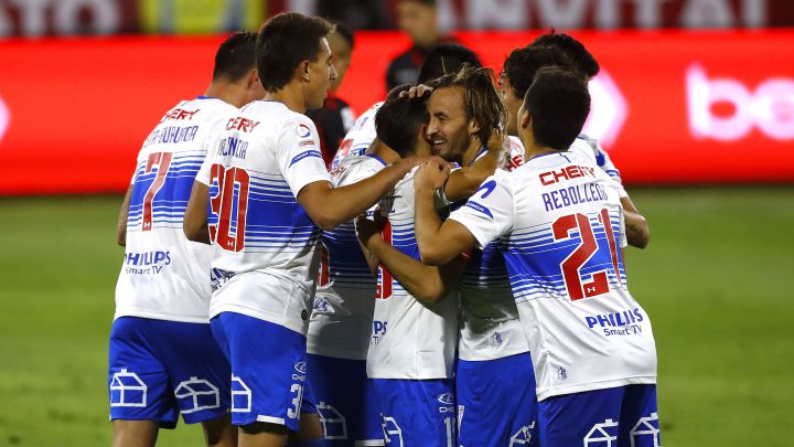 El cuadro cruzado logró una trabajada victoria como local ante Antofagasta, para volver a aumentar la brecha de tres puntos como líder del torneo nacional.