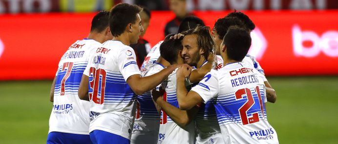 El cuadro cruzado logró una trabajada victoria como local ante Antofagasta, para volver a aumentar la brecha de tres puntos como líder del torneo nacional.